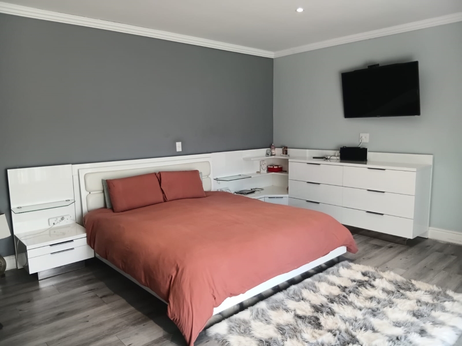 5 Bedroom Property for Sale in Beacon Bay Eastern Cape